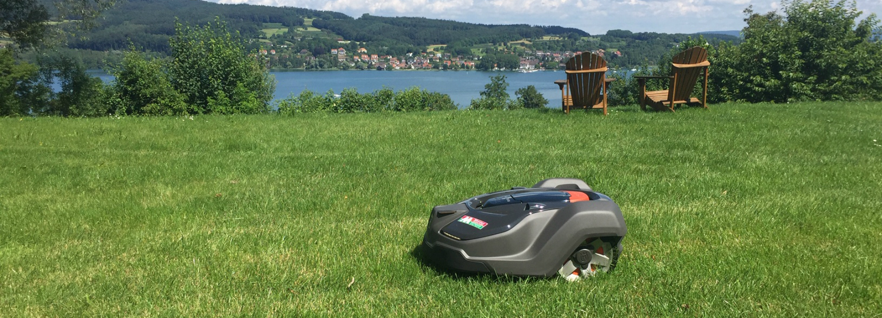 Husqvarna Automower mit Aussicht auf den Bodensee